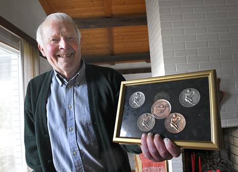 Reijo Kanerva on ollut voittamassa kaikkia Lukon 1960-luvun mitaleita. Mitalitaulun kunniapaikan on ottanut Toronto Cupin kunniamitali, sillä vuoden 1963 SM-kulta on Äijänsuon perinnetilassa. Kuva: Juha Sinisalo