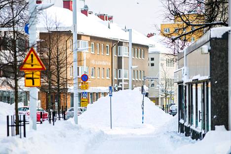 Valtakatu aurinkoisessa talvisäässä tämän vuoden tammikuussa. Viime talvena niin Pirkanmaalla kuin koko Suomessa saatiin runsaasti lunta. 