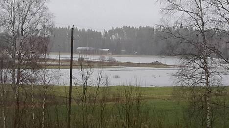 Lavian Kivijärvenmaassa valtaoja tulvi nousten pelloille. Kuva sunnuntailta.