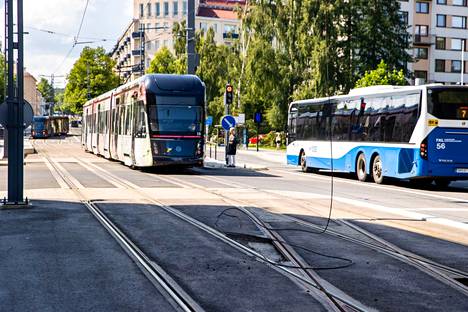 Ratikka oli maanantaina kello 14.57 jumissa Tampereen Pyynikintorilla. Ratikka oli pysähtyneenä osittain Pirkankadulta Pyynikintorille kääntyvien ajoneuvojen tielle.