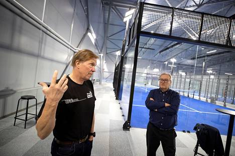 Jarmo Pohjaranta (vas.) ja Seppo Manner ostivat Tennishallin vuonna 2016. Sen jälkeen kaksikko on pannut paikkoja isolla kädellä uusiksi. Mittavan laajennuksen jälkeen seuraava suunnitelma on saada toiminta vakaalle pohjalle. 