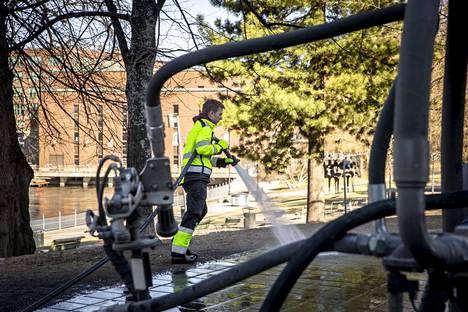 Hiekoitussepelin poistotyöt edistyvät Tampereella kunta-alan lakosta huolimatta. Pihahuolto Haapaniemi oy:n Arttu Stachon oli puhdistamassa Koskikatua keskiviikkoaamuna.