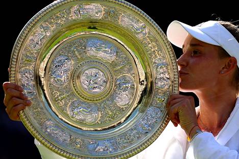 Jelena Rybakina voitti Wimbledonissa uransa ensimmäisen grand slam -turnauksen.