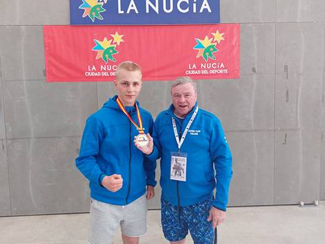 Aapo Lehtonen kultamitali kaulassa Espanjan Alicantessa. Mitalin väri oli myös valmentaja Lasse Seppälän mieleen. 