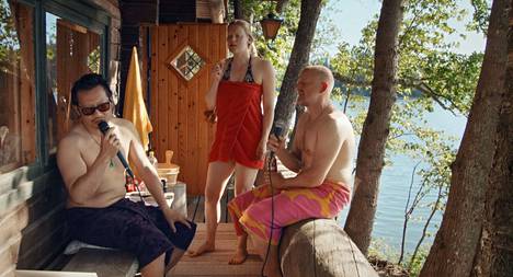 Suomalaiset voivat laulaa karaokea missä vain. Kuvassa saunakuistikaraokea Klaukkalassa.