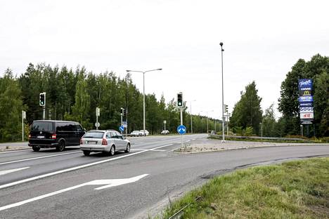 Tämä Enqvistinkadun liittymä vaihtaa paikkaa, jotta kulku Hiedanrantaan suunnitellulle asuinalueelle saadaan toteutettua.