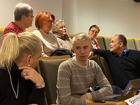 Kokousyleisö kuunteli Sastamalan kaupunginvaltuuston talousarviopäätöksentekoa ja kävi kokoustauolla keskustelua perussuomalaisten Janne Prihtin kanssa. Hallipäätöksen jälkeen saliyleisö antoi aplodit. Kuvassa etualalla juttelevat ps-valtuutetut Sari Henriksson ja Miko Bergbom.