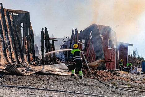 Parkanossa sijaitsevalla Siparilan höyläämöllä syttyi lauantaiaamuna raju tulipalo, joka tuhosi toisen alueen tuotantohalleista lähes täysin.