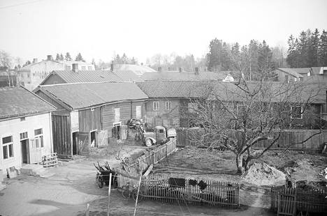 Pinnalan ulkorakennukset ovat 1800-luvulta. 1839 rakennettu karjasuojarakennus on yksi Vanhan Rauman vanhimpia.
