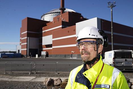 Juha Poikola on toiminut TVO:n yhteiskuntasuhdepäällikkönä yli kymmenen vuotta. Viime vuosina hän on esitellyt Olkiluoto 3 -ydinvoimalaa lukuisille vierailijoille.  Poikola kuvattiin 5. syyskuuta, kun hän esitteli aluetta ensimmäiselle suomalaiselle toimittajaryhmälle sen jälkeen, kun ydinvoimala alkoi tuottaa sähköä maaliskuussa.