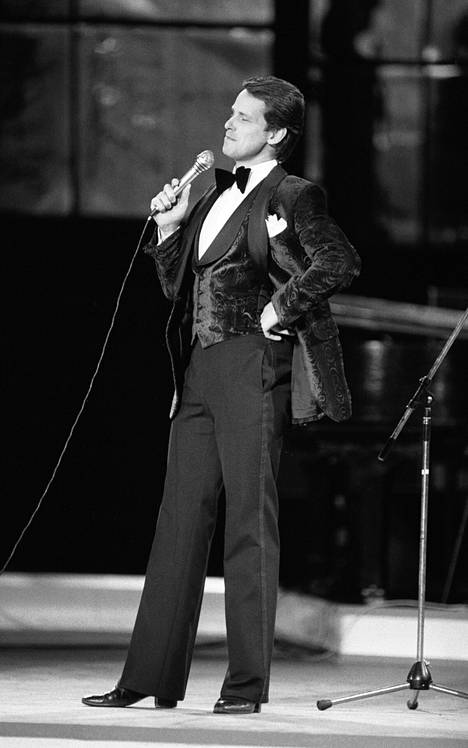 Iskelmälaulaja Tapani Kansa esiintyi kutsuvieraana Intervision laulukilpailussa Puolan Sopotissa elokuussa 1980.