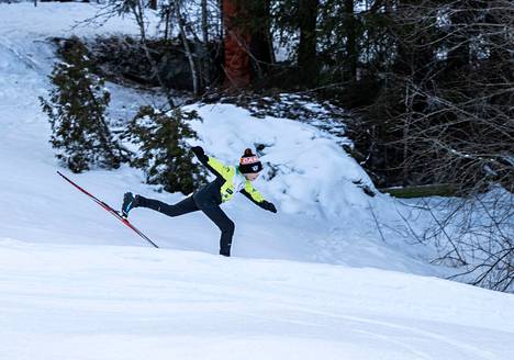 Kankaanpääläinen Eemeli Hietaoja hioi mäenlaskutaitojaan Ruosniemen hiihtokeskuksen rinteessä viime viikolla. Nyt hänen palkintokaappinsa sai mukavan täydennyksen.