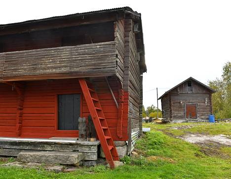 Pihapiirissä on useita rakennuksia, kuten luhti ja aitta. Luhtia Antti Vahtola on jo testimielessä maalannut.