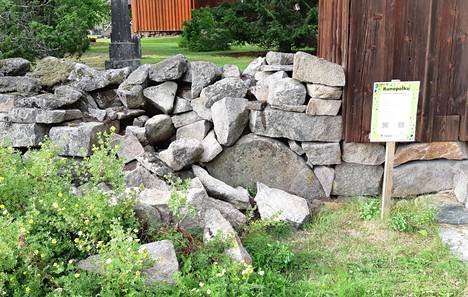 Kiviaidan romahdus vai ilkivaltaa? Keuruun vanhan kirkon ympärillä olevan kiviaidan etelänpuoleiselta sivulta on kivirakennelma sortunut. 