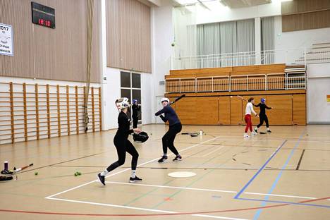 Janan Ykköspesiksen joukkue harjoittelee talvikauden muun muassa Turengin liikuntahallissa.