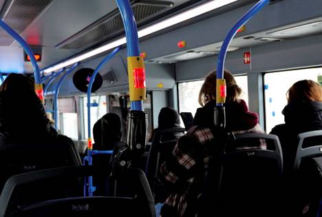 Linja-autoalan lakko vaikuttaa merkittävästi muun muassa Nysse-liikenteeseen Tampereella. Nämä matkustajat istuivat bussin kyydissä Helsingissä 28. helmikuuta.