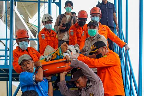 Pelastustyöntekijät kantoivat Serasanin saarella maavyöryssä loukkaantunutta alas laivasta. Laiva toi sairaalahoitoa tarvitsevia Länsi-Kalimantaniin.