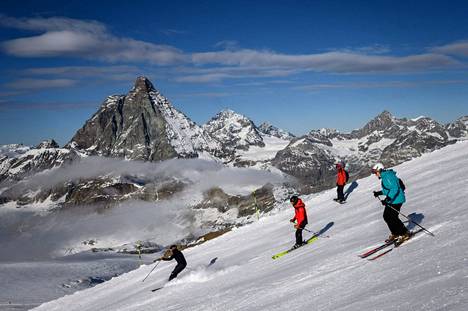 Laskettelijoita marraskuussa 2020 Italian ja Sveitsin rajojen tuntumassa, missä ilmastonmuutoksen sulattama jäätikkö on pakottanut maat neuvottelemaan rajoistaan uudestaan. Taustalla näkyy Matterhornin huippu. 