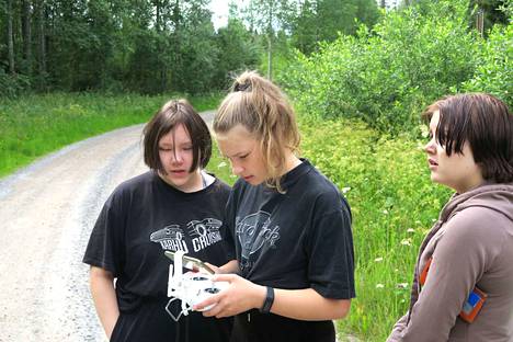 Inka Tähtinen, Ella Seikola ja Jenna Järvinen yrittivät paikallistaa ponia kuvauskopterilla, mutta vetivät tällä kertaa vesiperän.