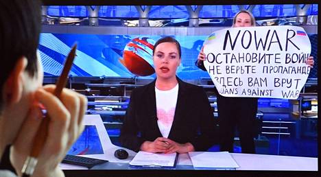 Marina Ovsjannikova protestoi sotaa vastaan Venäjän television suorassa uutislähetyksessä 15. maaliskuuta. Hän piteli uutisankkurin takana kylttiä, jossa luki muun muassa englanniksi No War.