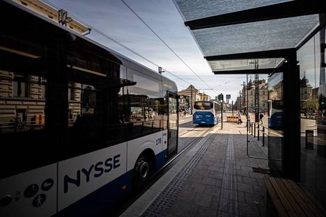 Talvikaudelle 2023–2024 suunnitellaan muutoksia bussilinjoihin. Uusi ratikkalinja ei Nyssen mukaan vielä tuolloin vaikuta läntisiin bussilinjoihin. Nysse kuvattiin Tampereen Hämeenkadulla kesäkuussa 2021.