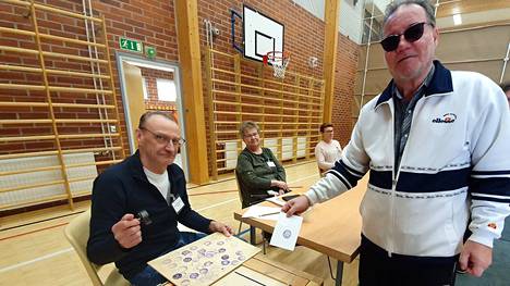 Riku Wendelin äänesti Linnavuoren koululla. Jorma Nevala piti kirjaa äänestäjistä ja leimasi äänestyslipukkeita. Kuvassa myös vaalilautakunnan jäsenet Aila Vaimare ja Kirsi-Maria Palander.