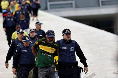 Poliisi otti kiinni Jair Bolsonaron kannattajia.