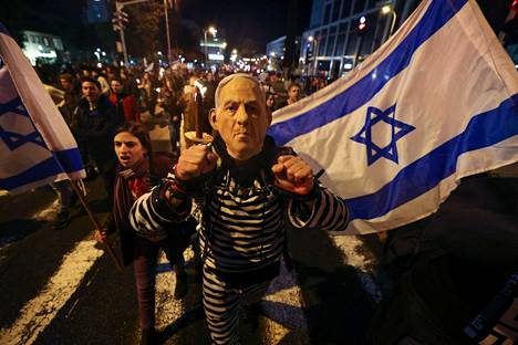 Naamaria pitävä mielenosoittaja Tel Avivissa 14. tammikuuta.