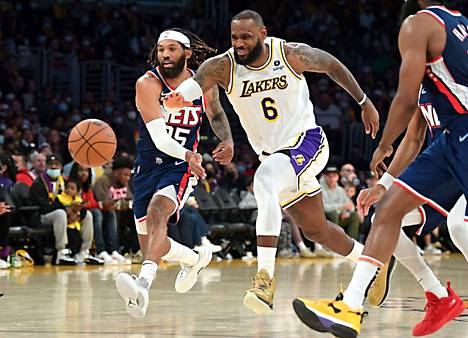 DeAndre Bembry ryösti pallon LeBron Jamesilta Brooklyn Netsin ja Los Angeles Lakersin pelissä joulupäivän pelissä 25. joulukuuta. James pussitti itsensä NBA:n uudeksi joulupäivän pistekuninkaaksi.