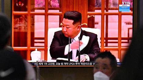 Kim Jong-un määräsi torstaina koko maahan koronasulun ja korkeimman mahdollisen hätätilan viruksen hillitsemiseksi.