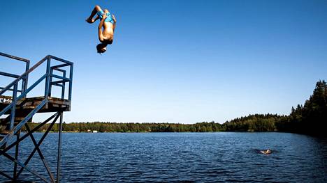 Lapsiasiavaltuutetun mukaan rentoutuminen ja ”mitään tekemättömyys” on lapsille erityisen tärkeää. Arkistokuva on otettu Tampereen Alasjärvellä viime kesänä.
