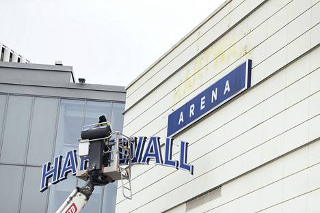 Hartwall poistatti logonsa Helsingin areenan seinästä keskiviikkona.