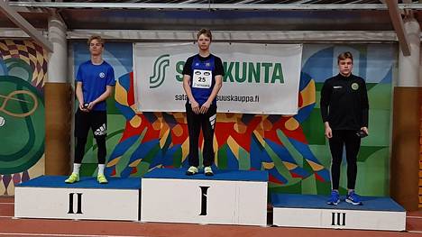 Mitalikolmikko SM-hallikisojen P15 kiekonheitossa, jossa Miiro Tähkänen saavutti pronssia