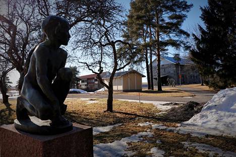 Lauttakylän koulu aiotaan rakentaa vanhan paikalle, mutta yksi- ja kaksikerroksisena. Koulu tulee Lauri Leppäsen Kullervo-veistoksen ja Huittisten museon naapuriin.