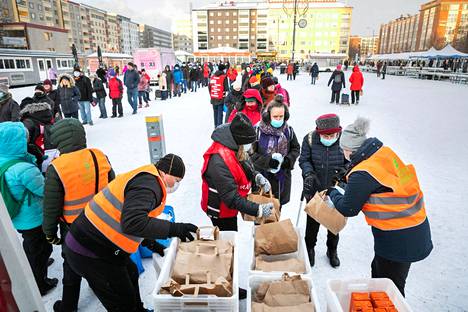 Joulukuussa 2021 Tammelantorilla Tampereella vietettiin vähävaraisten itsenäisyyspäivän juhlaa ja jaettiin ruokakasseja.