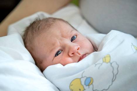 Tässä sitä ollaan! Poika Perkiö on vuoden 2023 ensimmäisenä Tampereelle syntynyt vauva.