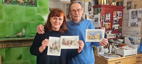 Taidemaalari Pentti Kokko ja hänen puolisonsa Sari Mäkinen myivät myös näitä Tampereen kirkkoja esittäviä kortteja ukrainalaisten apuhenkilökeräyksen hyväksi.