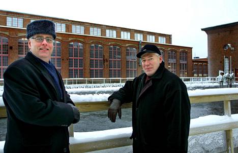 Tampereen kahden suurimman valtuustoryhmän puheenjohtajat Seppo Rantanen (kuvassa vasemmalla) ja Pauli Ruoholahti katsastivat paikkaa taustalla näkyvän Vapriikin puolelle Tammerkosken yli rakennettavalle kävelysillalle tammikuussa 2002.