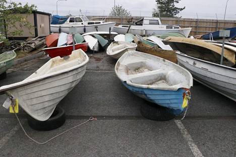 Myös isot veneet myydään huutokaupassa kevään aikana. Tarjolla on myös purjeveneitä, jotka kaipaavat kunnostusta.