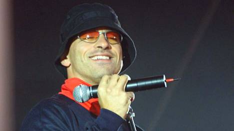Italialainen supertähti Eros Ramazzotti avasi yhdessä Aki Sirkesalon kanssa Kirjurinluoto Arenan 27. heinäkuuta 2001. 
