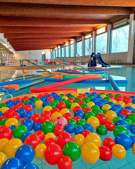 Keskiviikkona 22.2. Kokemäen uimahallin altaat täytetään lapsiperheiden peuhuiltaan soveltuvasti pötkylöillä, laudoilla, palloilla ja leluilla.