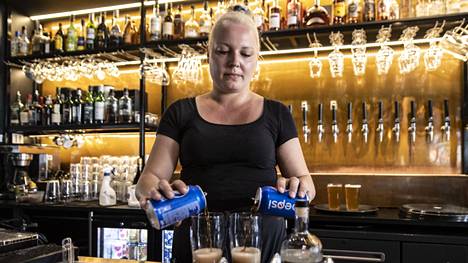 Jonna Kääriäinen työskentelee tarjoilijana Noho Partnersiin kuuluvassa Pyynikin Brewhousessa Tampereella. Hän kertoo, että työvoimapula näkyy selvästi, sillä se aiheuttaa pitkiä työpäiviä ja kiirettä.