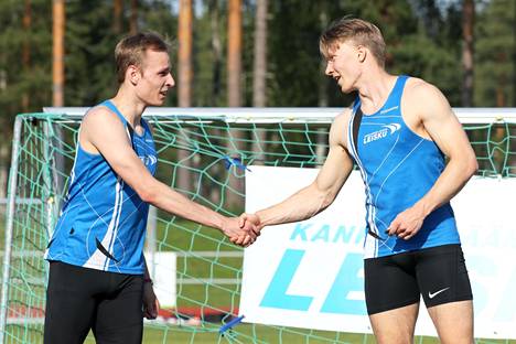 Eero Hirvinen (vasemmalla) ja Pyry Santahuhta nähtiin pm-kisoissa muun muassa 110 metrin aitakisassa.