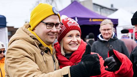 Simo Grönroos ja kansanedustaja Riikka Purra kampanjoimassa Korsossa Suurmarkkinoilla eduskuntavaalien alla maaliskuussa.