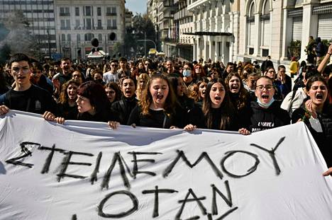 Mustiinpukeutuneet opiskelijamielenosoittajat nimittivät viranomaisia ja rautatieyhtiötä murhaajiksi mielenosoituksessa Ateenassa maaliskuun 3. päivä. Iso osa junaturmassa kuolleita oli opiskelijoita. 