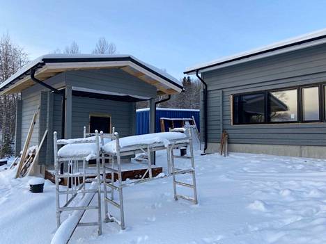 Ylöjärven Veittijärven sauna siirrettiin uudelle paikalleen viime kesänä. Siirtotyö oli kuitenkin turha. Korkein hallinto oikeus linjasi viime perjantaina, ettei saunaa olisi tarvinnut siirtää. Tältä rakennustyömaalla näytti 19. joulukuuta.