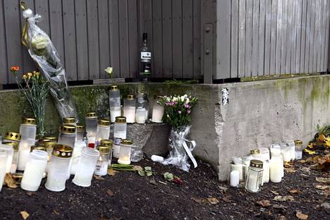 Mäkelänkadun ja Päijänteentien risteykseen oli tuotu kynttilöitä Helsingin Vallilassa, jossa vuonna 2001 syntynyt mies joutui puukotuksen uhriksi.