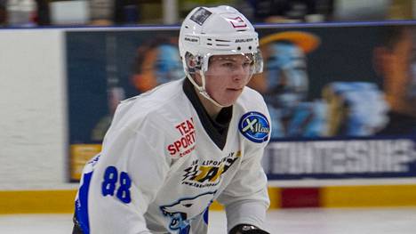 Merikarvialainen Jesper Lemmenranta pelasi läpi kauden niin Jääkarhujen U19-joukkueessa kuin edustusjoukkueessakin.
