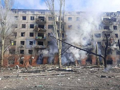 Pommituksissa vahingoittunut talo Kramatorskin kaupungissa 18. maalikuuta.