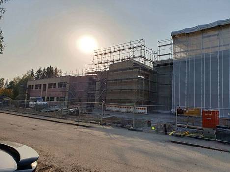 Työt etenevät Myllyhaan koulun rakennustyömaalla. Koulu valmistuu kesällä 2021.